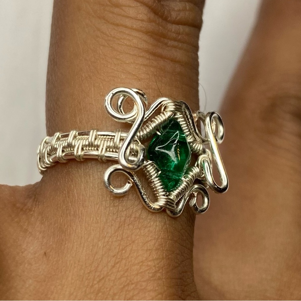Artisan Silver and Green Wire Ring - Picture 3 of 4